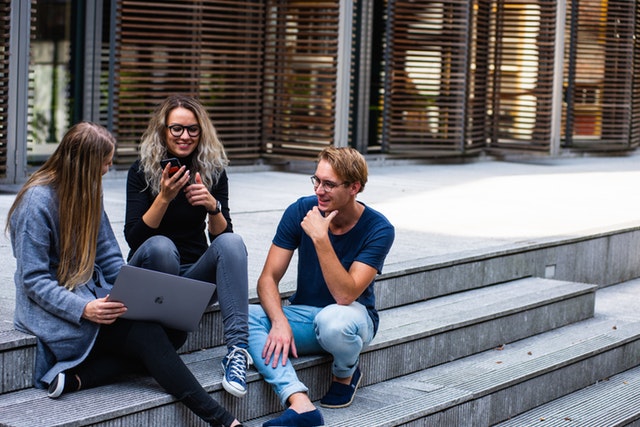 Cette image de 3 jeunes assis sur les marches de leur université (?) entrain de discuter illustre le plaisir de l'échange entre êtres humains grâce à la langue et donc le besoin de communiquer quelque soit le niveau! Il faut persévérer
